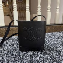 Celine Mini Sac Seau En Cuir De Veau Lisse Avec Cuir Triomphe Noir