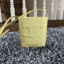 Celine Mini Bucket Tasche aus glattem Kalbsleder mit Cuir Triomphe Gelb