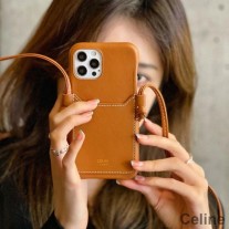 Skórzane etui Celine na iPhone'a z miejscem na kartę i paskiem w kolorze brązowym