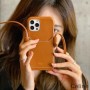 Skórzane etui Celine na iPhone'a z miejscem na kartę i paskiem w kolorze brązowym