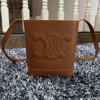 Τσάντα Σελίν Mini Bucket Σε Λείο Δέρμα Μοσχαριού με Cuir Triomphe καφέ